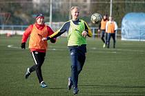 MARTIN ŠVEJNOHA (vpředu) při silvestrovském utkání veteránů Viktorie Plzeň. Dvaačtyřicetiletého fotbalistu stíhá Patrik Ježek.