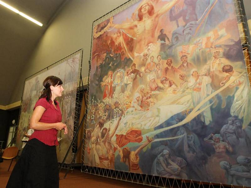 Rozměrné kopie čtyř děl slavné Slovanské epopeje malíře Alfonse Muchy mohou ode dneška vidět návštěvníci plzeňského pivovaru