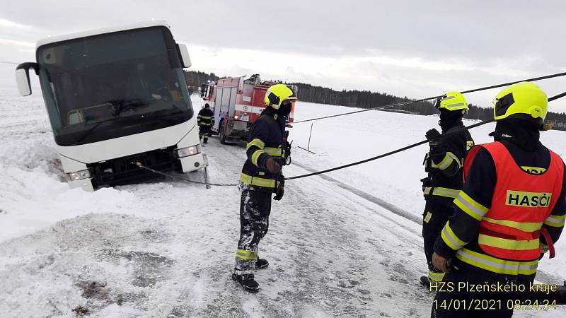 Autobus se vyhýbal protijedoucímu autu a spadl do příkopu