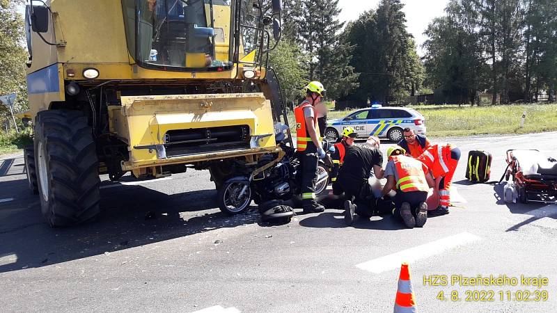 Nehoda motocyklu a kombajnu u Přeštic.