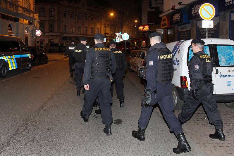 Plzeňská cizinecká policie v součinnosti s pořádkovou jednotkou a Městskou policií Plzeň provedla v noci na sobotu kontrolu barů a heren v centru města.