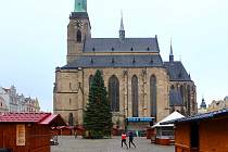 Vánoční strom je už umístěn na náměstí Republiky v Plzni. Nazdobenou jedli rozsvítí primátor města na první adventní neděli 27. listopadu.