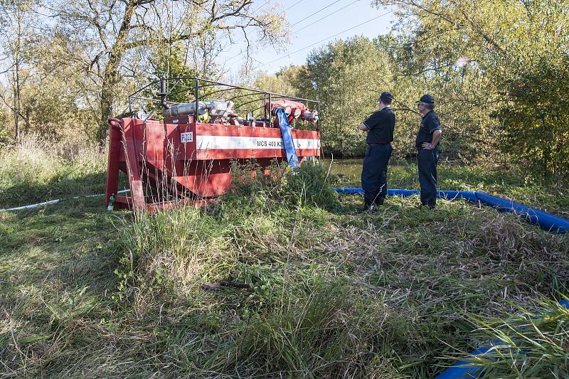 Plzeňští hasiči po úniku jedovaté látky čerpali vodu z Radbuzy.