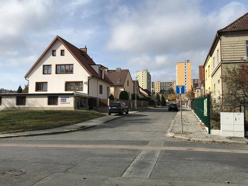 Při zákroku policie v Plzni zemřel muž, dobýval se do domu příbuzného.