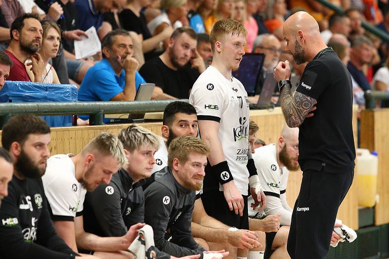 Talent tým Plzeňského kraje (oranžovočerní) - Baník Karviná, 4. zápas finále play-off házenkářské extraligy.