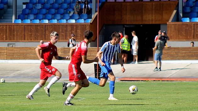 Fotbalisté SK Petřín Plzeň B (na snímku fotbalisté v červených dresech z podzimního zápasu s Nýrskem) vyhráli podzimní část krajského přeboru.
