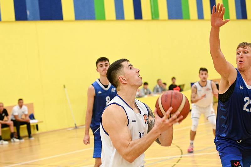 Basketbalisté Plzně (v bílém) v utkání s týmem SP Basket.