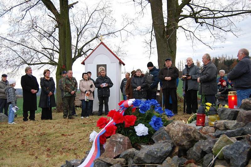 Asi padesátka lidí se sešla v úterý 17. listopadu u kříže nad Blovicemi, aby uctila památku všech, kdo se zasloužili o svobodný život v naší zemi.