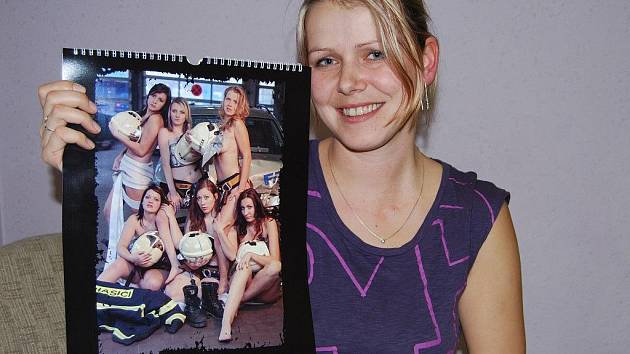 Irena Eretová s nástěnným kalendářem, který nafotila spolu se svými kamarádkami z hasičského sboru v Pláních