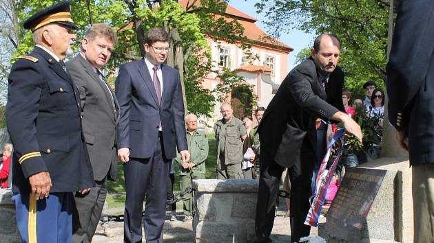 Starosta Pavel Karpíšek pokládá věnec k pomníku padlých během světových válek. Vlevo v uniformě Erik Petersen