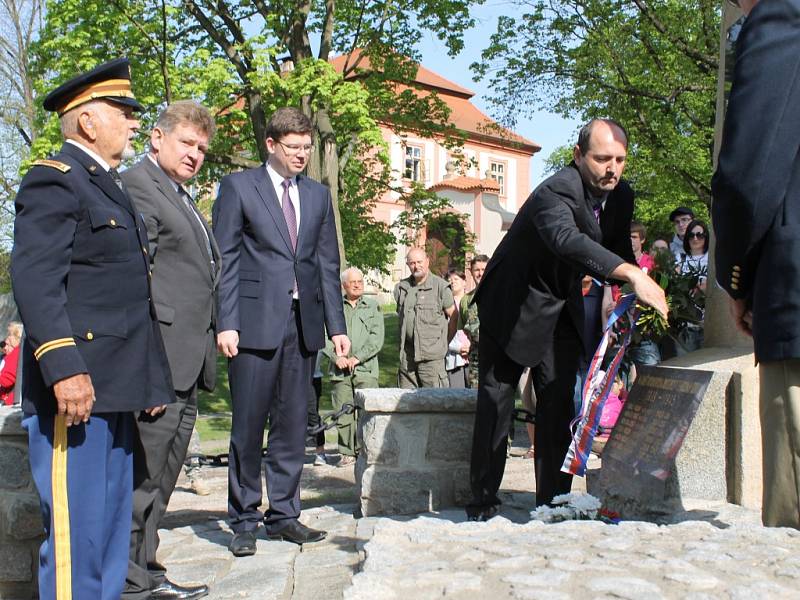 Starosta Pavel Karpíšek pokládá věnec k pomníku padlých během světových válek. Vlevo v uniformě Erik Petersen