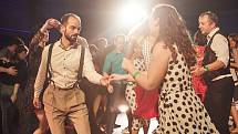 Vyznavači tanečních stylů lindy hop, charleston, blues nebo i burlesque se sešli na tanečním víkendu Lindy Hop Herbst Camp v plzeňském Depu 2015. Festival nabídl 30 lekcí různých tanců s lektory z 5 zemí a také tři večírky s živou hudbou.