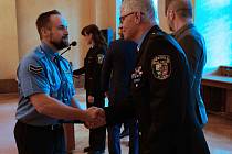 Slavnostní ceremoniál k patnáctému výročí vzniku pořádkové jednotky Městské policie Plzeň se uskutečnil v Obřadní síni plzeňské radnice.