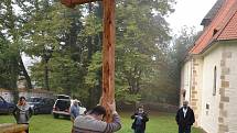 V areálu kostela sv. Ambrože na Vícově u Přeštic loni na podzim vztyčili nový kříž.