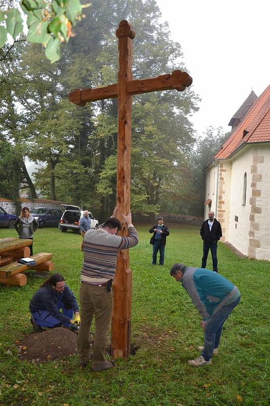 V areálu kostela sv. Ambrože na Vícově u Přeštic loni na podzim vztyčili nový kříž.