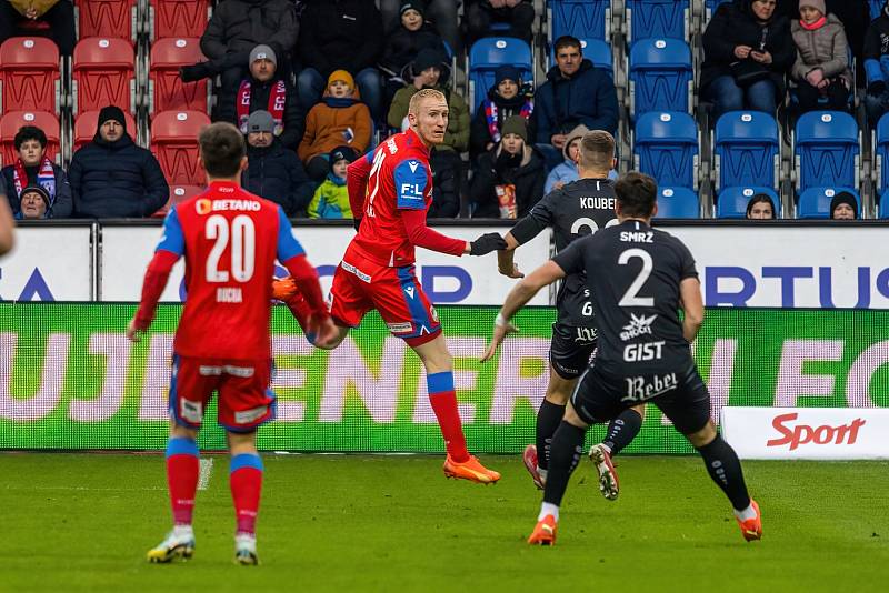 Fotbalisté Viktorie Plzeň podlehli na úvod ligového jara doma nečekaně Hradci Králové 1:2.