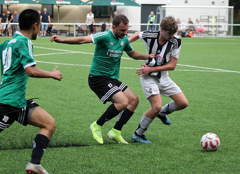 7. kolo krajského přeboru: SSC Bolevec (bílí) - SK Horní Bříza (zelení) 2:5.