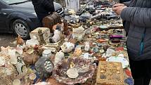 Na plzeňském bleším trhu si mohou lidé nakoupit nebo prodat nové i použité zboží – od elektroniky, oblečení, náhradních dílů přes nábytek nebo starožitnosti.