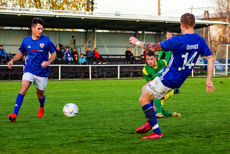 Fotbalisté TJ Sokol Plzeň-Černice (na archivním snímku fotbalisté v modrých dresech) porazili ve čtvrtečním utkání 2. kola Poháru PKFS plzeňský Slovan 3:2.