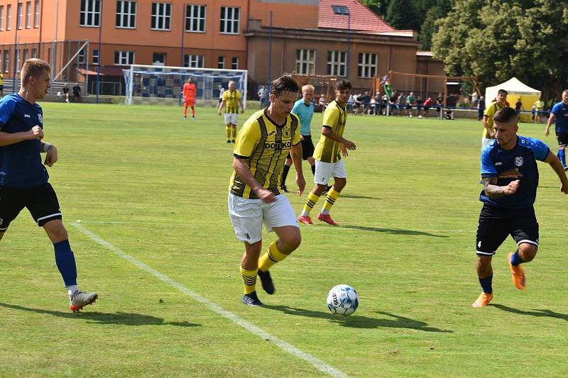 2. kolo FORTUNA divize A: FK Komárov - TJ Jiskra Domažlice B (fotbalisté ve žlutých dresech) 1:0 (0:0).