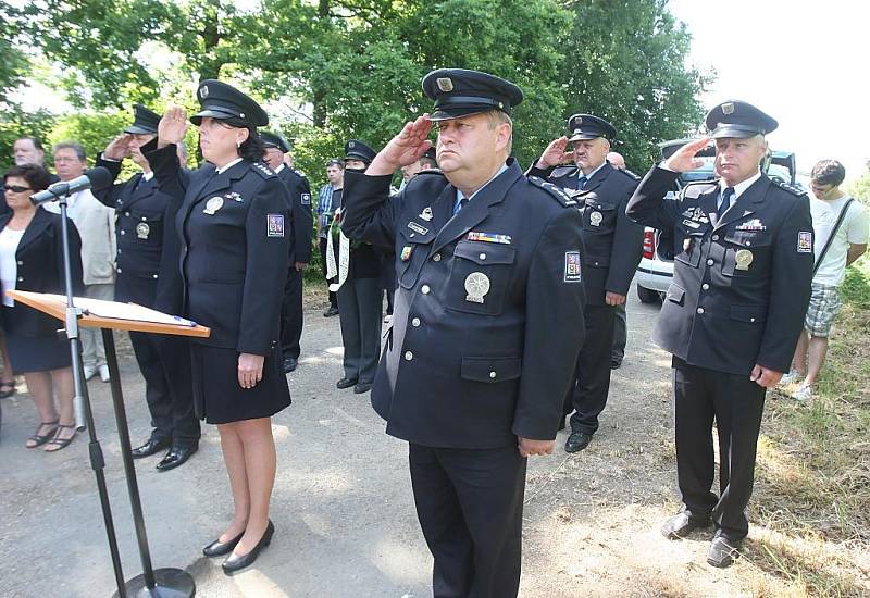 Policisté a rodina v Letkově uctili památku zastřeleného poručíka Jiřího Hrubého