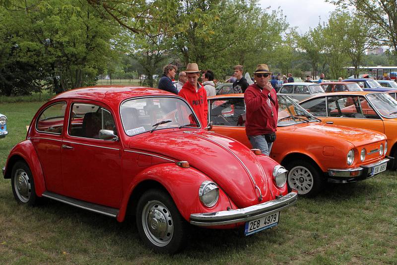 Retrojízda - sraz historických automobilů do roku výroby 1989 v kempu u přehrady České údolí v Plzni - Liticích.