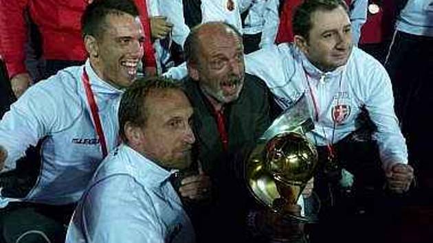 Zdeněk Bečka spolu se Stanislavem Levým s trofejí za zisk titulu v Albánii s klubem Skenderbeu Korce.