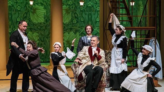 Po devatenácti letech od uvedení posledního zpracování se do repertoáru plzeňského Divadla J. K. Tyla vrací oblíbený muzikál My Fair Lady.