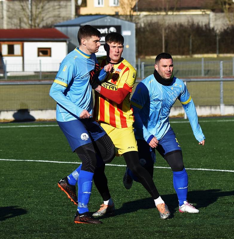 Zimní příprava: Junior Strakonice - FK Nepomuk (na snímku fotbalisté v modrých dresech) 6:2 (4:0).