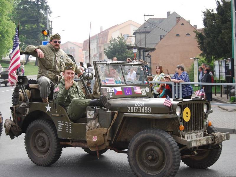 Konvoj historických vozidel při prjezdu Plzeňskem