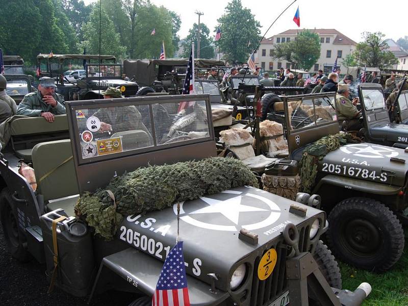 Konvoj historických vozidel při prjezdu Plzeňskem