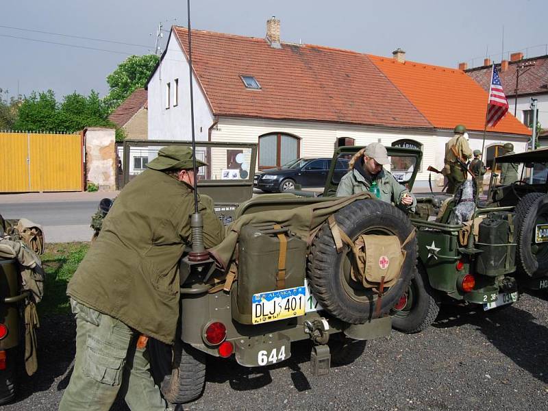 Konvoj historických vozidel při prjezdu Plzeňskem