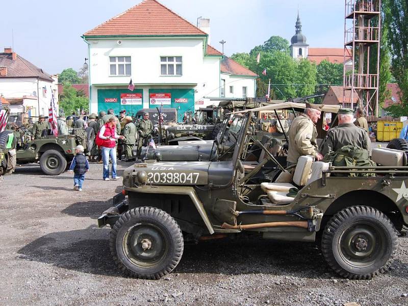 Konvoj historických vozidel při prjezdu Plzeňskem