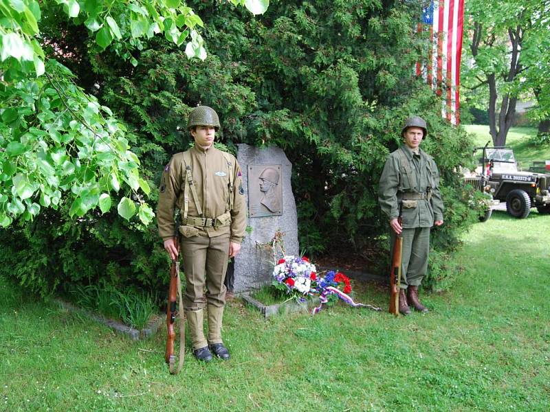 Konvoj historických vozidel při prjezdu Plzeňskem