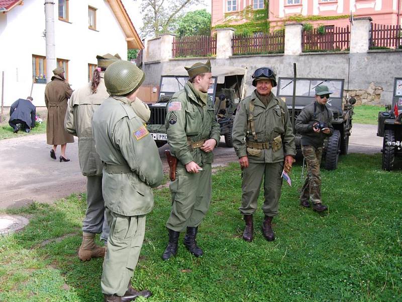 Konvoj historických vozidel při prjezdu Plzeňskem