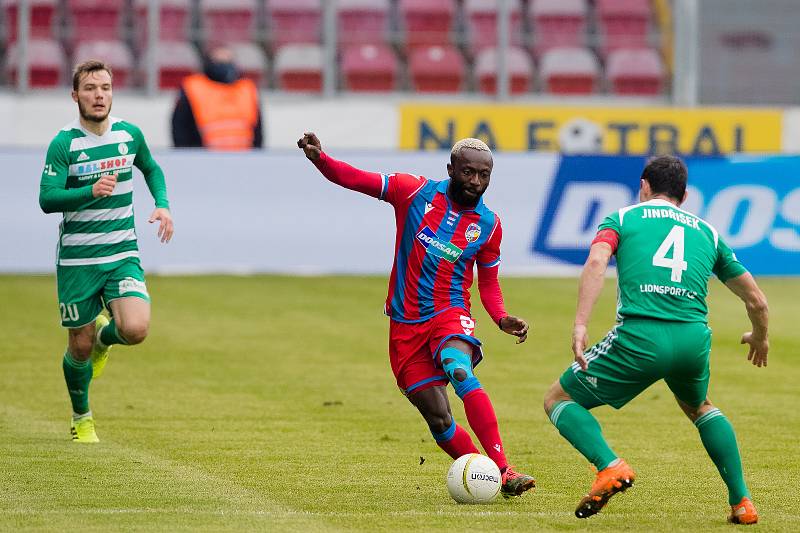 KOUZELNÍK s míčem Joel Kayamba se proti Bohemians 1905 po roce a půl prosadil střelecky.