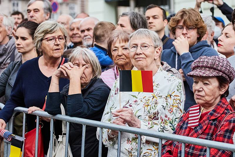 Hlavní pietní akt Slavností Svobody u památníku Díky Ameriko! na Americké třídě v centru Plzně. Váleční veterání z USA a Belgie pozdravili v pátek večer přihlížející a vzdali čest svým spolubojovníkům.