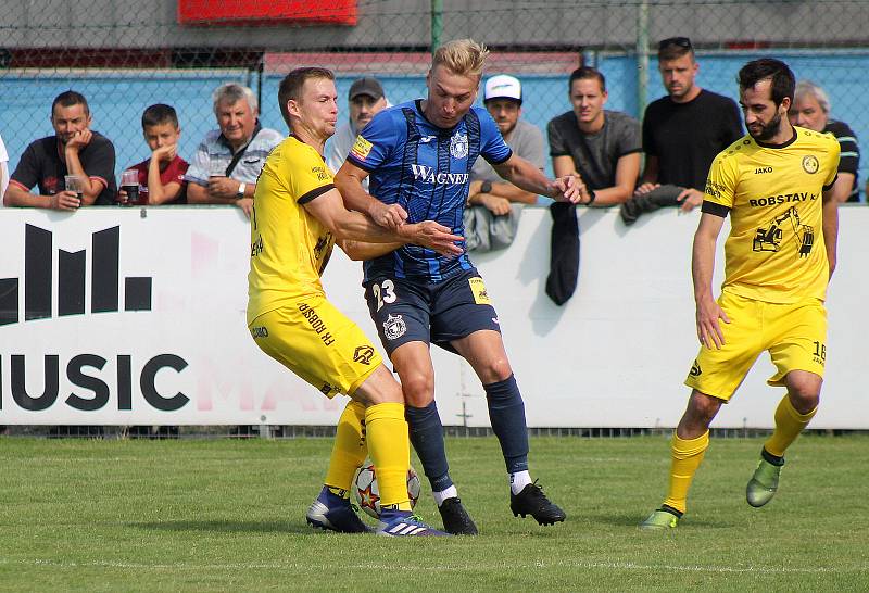 Fotbalisté FK ROBSTAV Přeštice (na snímku hráči ve žlutých dresech z podzimního utkání proti Domažlicím).