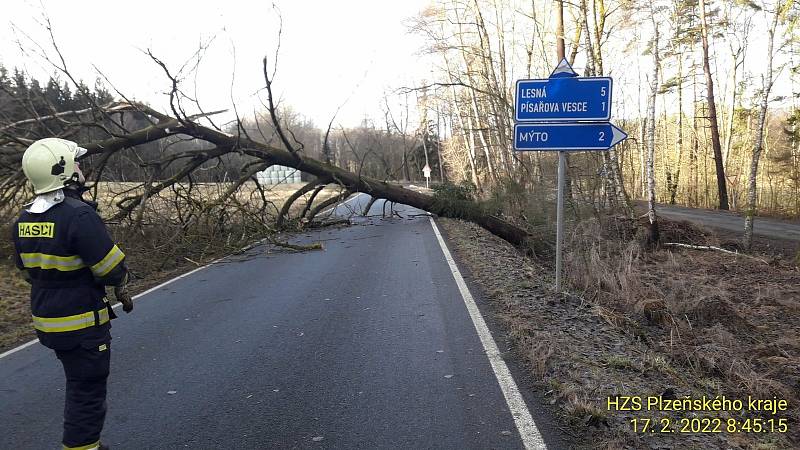 Důsledky silného větru v Plzeňském kraji. Hasiči vyjeli ve čtvrtek 17. 2. 2022 ke stovkám zásahů.