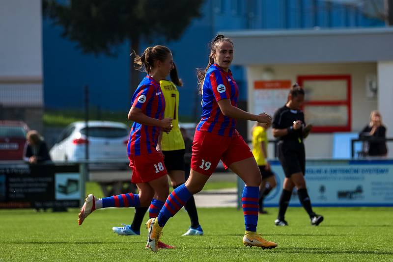 5. kolo 1. ligy žen: FC Viktoria Plzeň (na snímku fotbalistky v červenomodrých dresech) - AC Sparta Praha 1:3 (0:1).