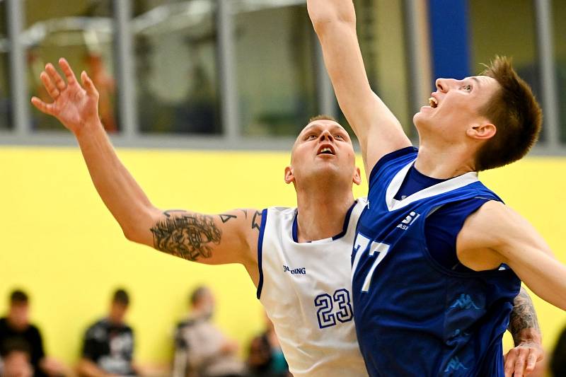 Basketbalisté Plzně (v bílém) v utkání s týmem SP Basket.