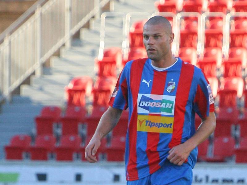 Bývalý fotbalista Viktorie Plzeň, Baníku Ostrava a Sigmy Olomouc David Bystroň spáchal sebevraždu.