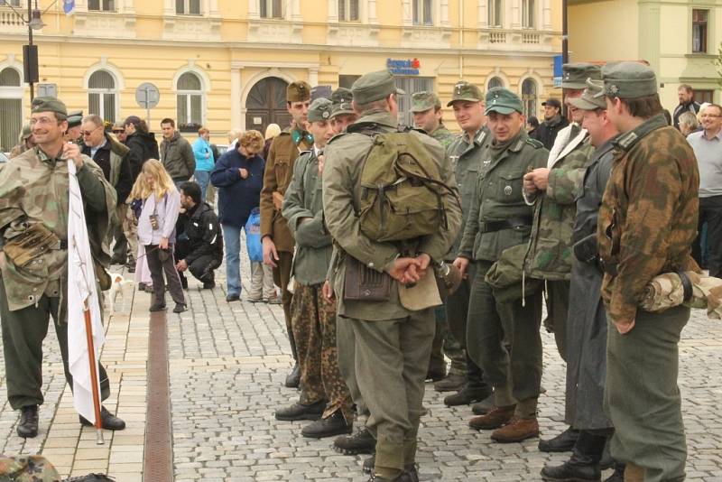 Oslavy? Džípy i kapitulace Němců.