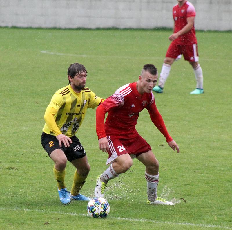 FK Robstav Přeštice (žlutí) vs. SK Petřín Plzeň (červení) 3:1.