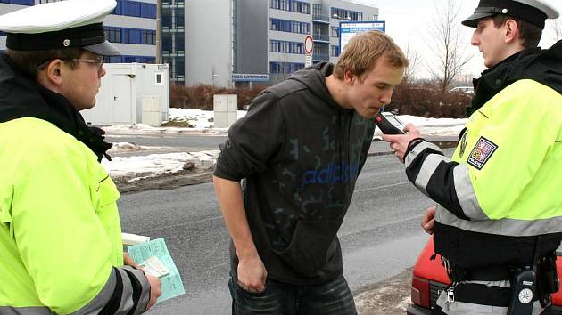 Policisté zastavují neposlušné řidiče. Kdyby jim  některý chtěl ujet, tak se nezmohou na nic. Najet smí jen patnáct kilometrů