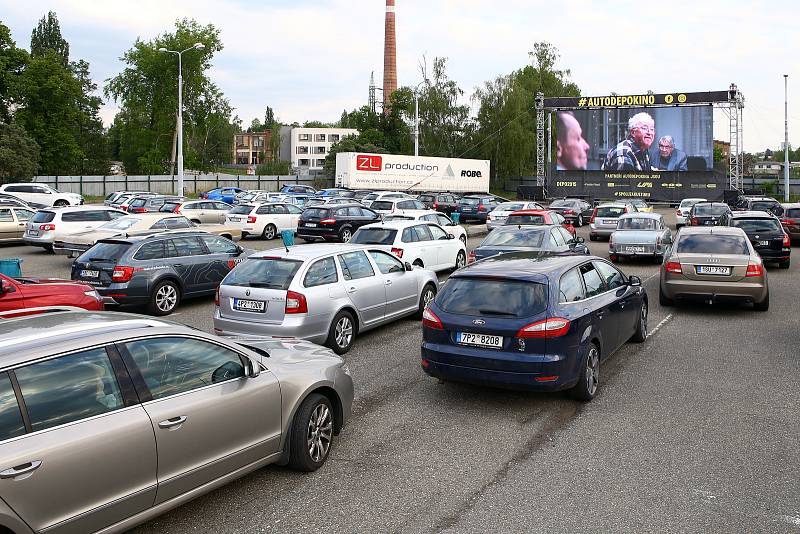 Autokino v areálu DEPO2015. Diváci mají k dispozici i občerstvení, které si mohou objednat pomoci SMS a až do vozu jim objednávku donese obsluha.