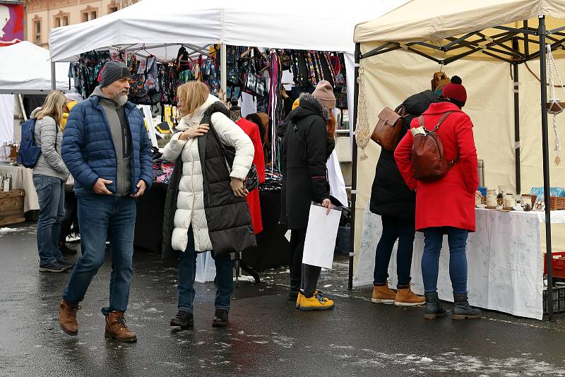 Předvánoční Mint Market společně s Plzeň Design Week představil v kreatiativní zóně DEPO 2015 více než 60 českých a slovenských designérů s nabídkou módních outfitů, šperků, bytových doplňků a kosmetiky. Prodejní trhy pokračují i v neděli.