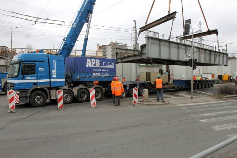 Starý železniční most v plzeňské Prokopově ulici dnes odpoledne rozebírali dělníci a na místě šestasedmdesátitunového kolosu vyroste nový most. 