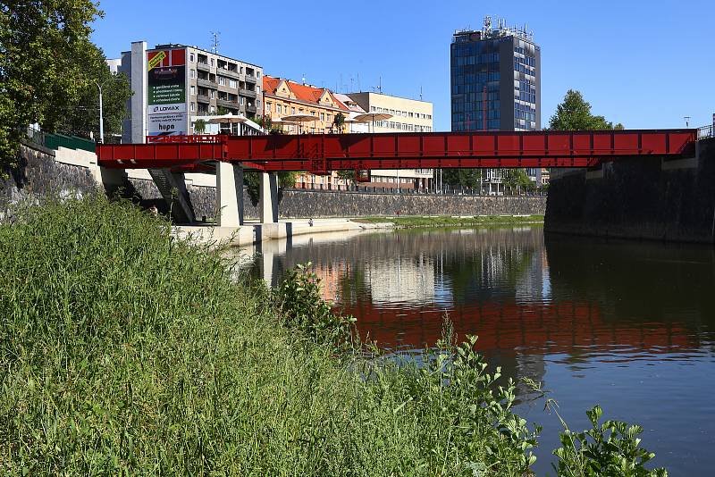 Zástupci města společně s architektem představili hotovou náplavku řeky Radbuzy pod Anglickým nábřežím.