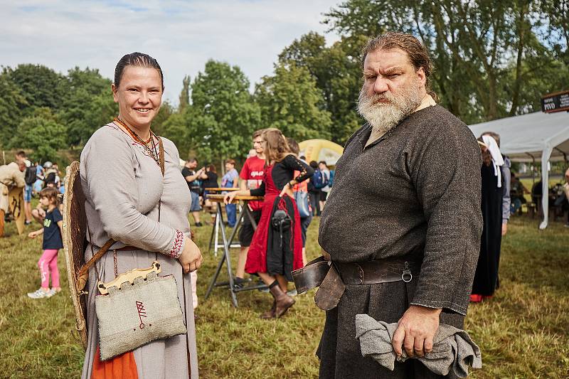 Templářský víkend – třídenní festival na loukách kolem sv. Jiří v plzeňské Doubravce nabídl divákům rekonstrukci bitvy o Akkon a mnoho ukázek šermu, výstroje, výzbroje a života rytířů na bojových taženích i z jiných období než z přelomu 13. a 14. století